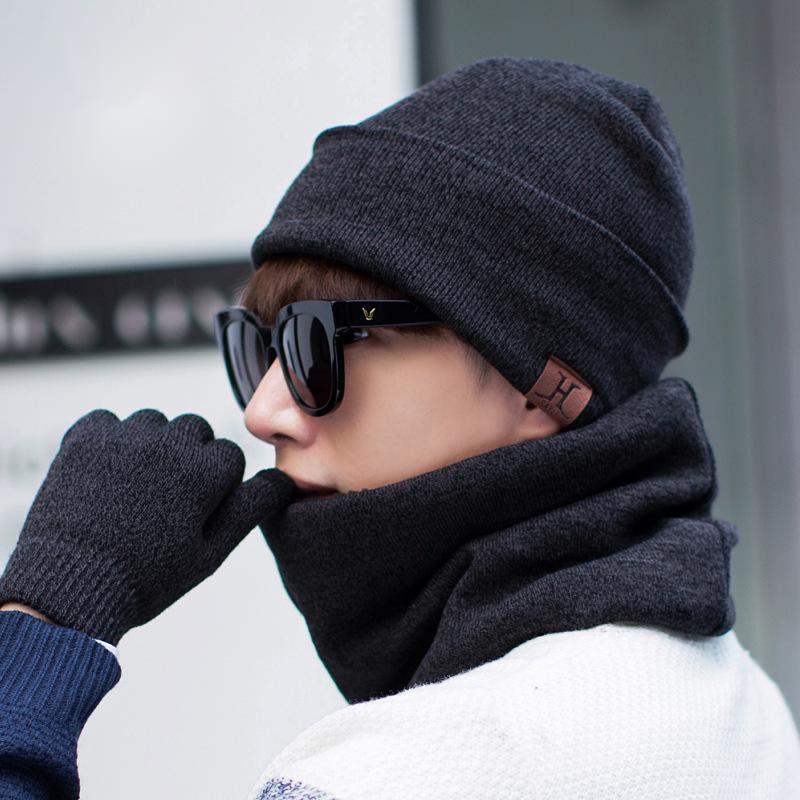 Gorro, bufanda y guantes acolchados de terciopelo de tres piezas.