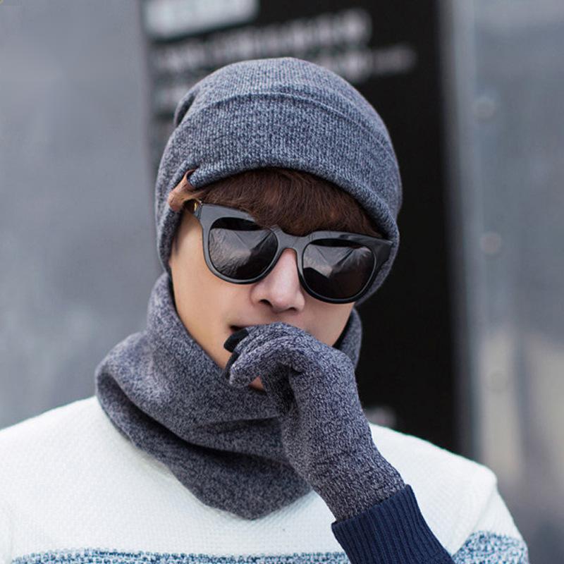 Gorro, bufanda y guantes acolchados de terciopelo de tres piezas.
