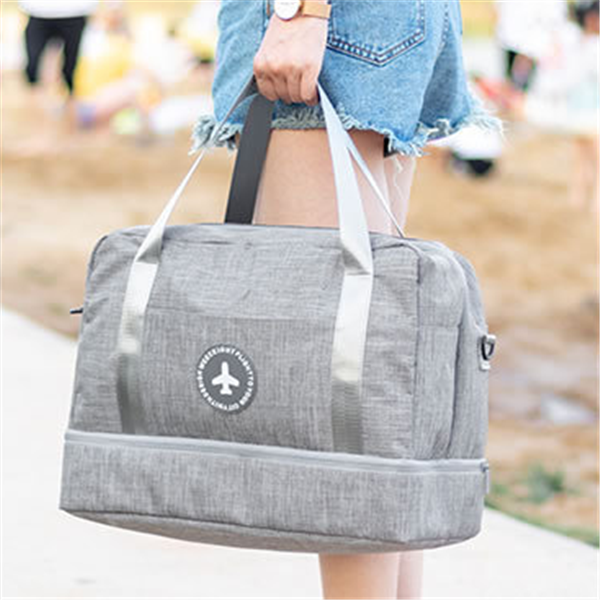¡Organiza tus viajes con estilo con nuestra bolsa de viaje con separación de ropa seca y húmeda! 🧳💼 