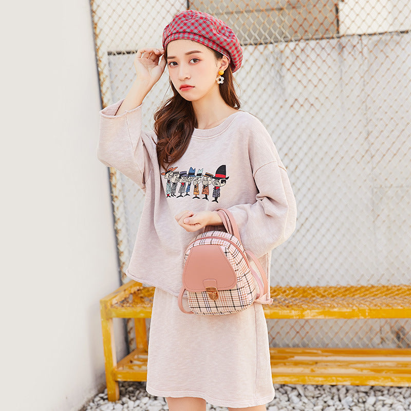 ¡Experimente la elegancia informal con nuestra mochila pequeña con cierre de cuadros para mujer! 👜🌸