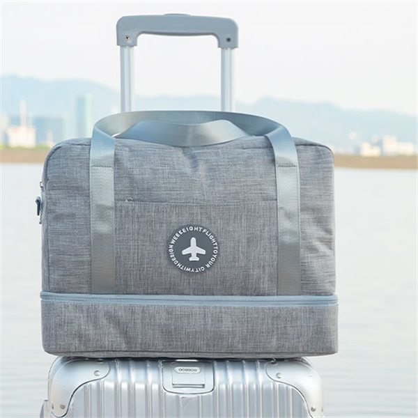 ¡Organiza tus viajes con estilo con nuestra bolsa de viaje con separación de ropa seca y húmeda! 🧳💼 