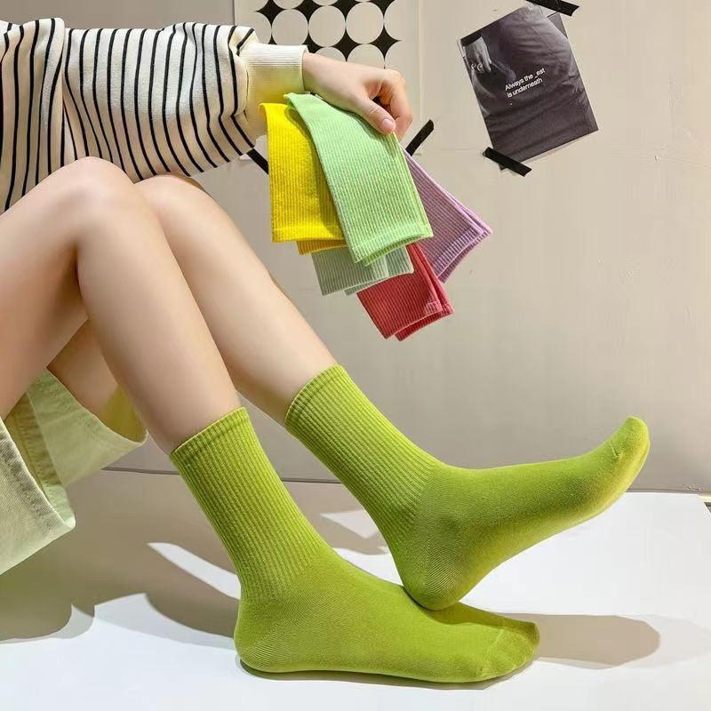 Calcetines coloridos de procesamiento de algodón peinado hasta media pantorrilla de macarrón