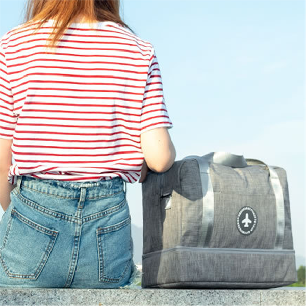 ¡Organiza tus viajes con estilo con nuestra bolsa de viaje con separación de ropa seca y húmeda! 🧳💼 