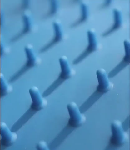 ¡Haga que la hora del baño sea una experiencia alegre para sus mascotas con nuestro peine-cepillo para eliminar el pelo de mascotas! 🐾🛁